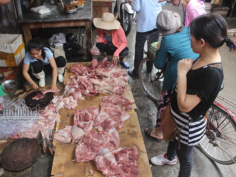 Bán thịt lợn giá rẻ bị hắt dầu luyn: Chen chân ủng hộ chị Xuyến