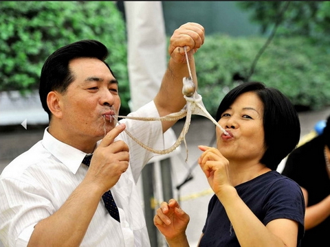 Bạch tuộc sống - đặc sản chết người của Hàn Quốc
