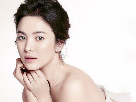 Mẹ của Song Hye Kyo khóc thét khi con gái bị đe dọa tống tiền và tạt axit