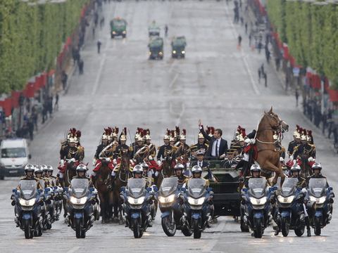 Đội quân kỵ mã tung bước trên đường phố Paris vào top ảnh tuần