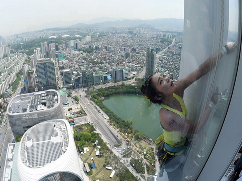 Cô gái 'người nhện' dùng tay không leo tòa nhà cao nhất Hàn Quốc