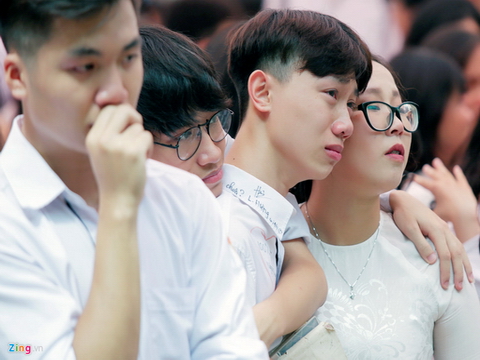 Học sinh Việt Đức bịn rịn trong ngày cuối cùng của tuổi học trò