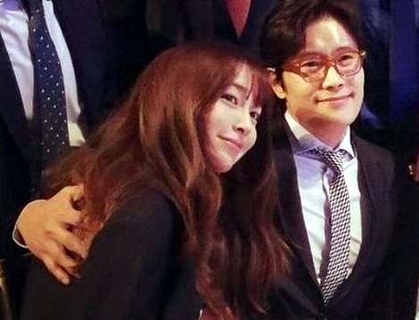 Vợ chồng Lee Byung Hun tay trong tay hạnh phúc sau lùm xùm 'trăng hoa'