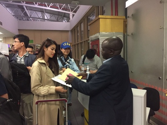 Phạm Hương - Lệ Hằng đặt chân đến sân bay Nairobi Kenyatta Int’l Airport