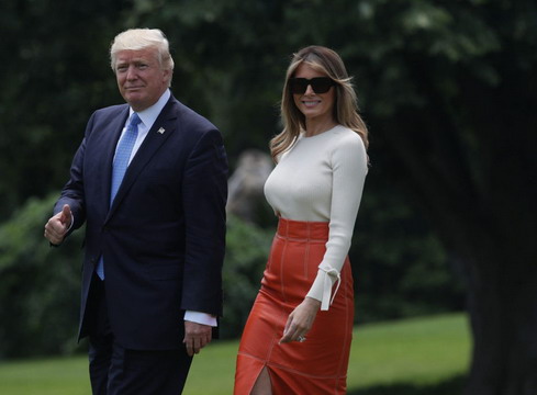Thời trang 'quyền lực' của bà Melania Trump khi công du nước ngoài