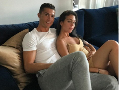 Ronaldo vui vẻ với bạn gái dù sắp ra tòa