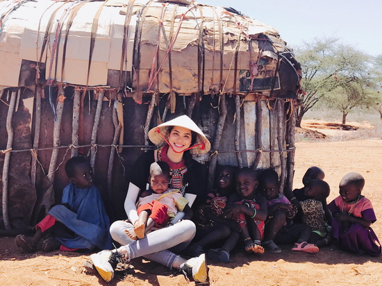 Một trong những kỉ niệm đáng nhớ nhất của Hoa hậu Phạm Hương trong chuyến công tác tại châu Phi vừa qua là cô có dịp chơi đùa cùng trẻ em Samburu và cảm nhận được tinh thần lạc quan của người dân nơi này.