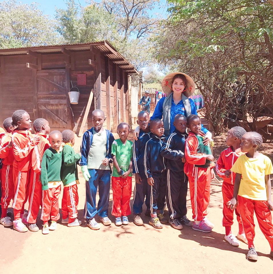 Theo nhiều số liệu cho biết, Samburu là bộ tộc có số dân hơn 100.000 người, cư cú chủ yếu ở khu vực trung tâm Kenya, cộng đồng Samburu là một cộng đồng độc đáo với nền văn hóa lâu đời và những phong tục đặc biệt. Họ còn biết tới là cộng đồng gần gũi với thiên nhiên và gắn bó chặt chẽ với những khu bảo tồn động vật hoang dã.