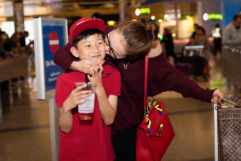 Jennifer Phạm được con trai ra sân bay đón khi sang Mỹ