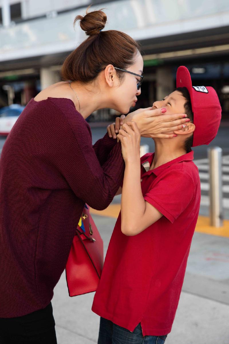 Jennifer Phạm nựng yêu con trai tại sân bay. 