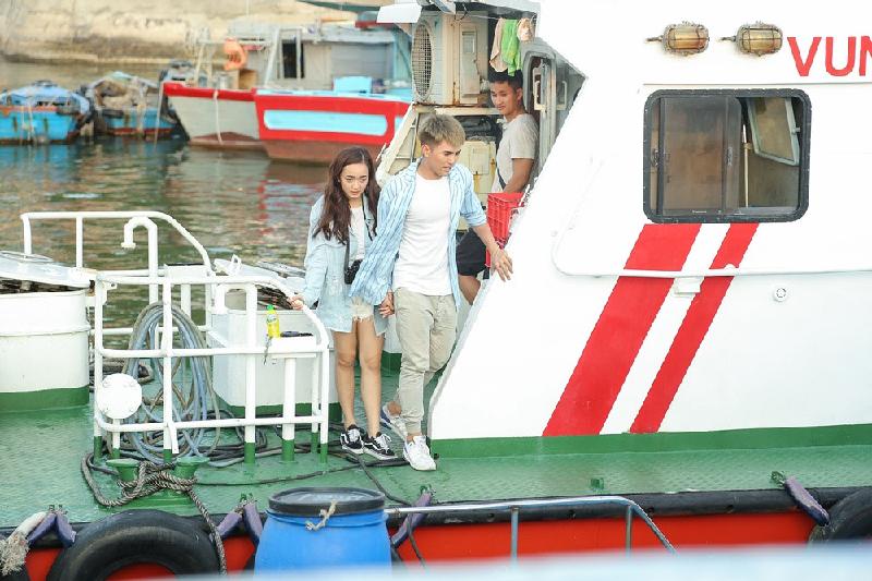 Đặc biệt, trong phân đoạn cả hai phải chạy nhảy qua từng chiếc thuyền trên biển, nữ diễn viên trẻ ban đầu khá sợ nên không dám nhảy qua nhưng Will đã đưa tay đón và dắt Kaity qua từng bước. 