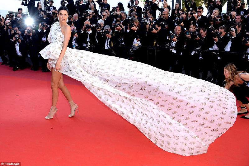 Tối 20/5, Kendall Jenner dự buổi giới thiệu bộ phim 120 Beats per Minute tại sự kiện Palais des Festivals nằm trong khuôn khổ LHP Cannes lần thứ 70. Cô mang tới bộ mini dress thướt tha với phần tà váy dài ấn tượng.  