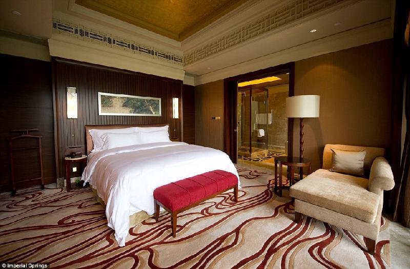 Imperial Springs có 37 biệt thự và 90 phòng suite, mỗi nơi đều có nét đẹp riêng. Đây là phòng ngủ của một khu suite.