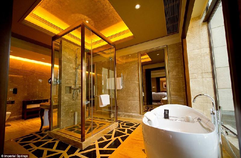Một trong những đặc điểm ấn tượng nhất của phòng suite là nhà tắm tiện nghi và sang trọng.