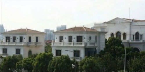Chưa hết, tại Singapore, vợ chồng Lý Liên Kiệt còn mua một mảnh đất rộng 288m2 trong khu Ardmord Park với giá khoảng 135 tỷ đồng. Tháng 10/2013, Lý Liên Kiệt tiếp tục mua một căn hộ cao cấp trong khu biệt thự Binjai Rise có trị giá 337 tỷ đồng.