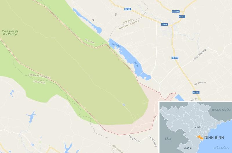 Vườn quốc gia cách trung tâm thành phố khoảng 50 km và cách Hà Nội khoảng 120 km. Để đến đây, từ Hà Nội, bạn theo quốc lộ 1A về hướng Ninh Bình, đến ngã ba Gián Khẩu rẽ theo quốc lộ 12A, qua thị trấn Nho Quan 2 km rẽ trái vào Cúc Phương. Ảnh: Google Maps.