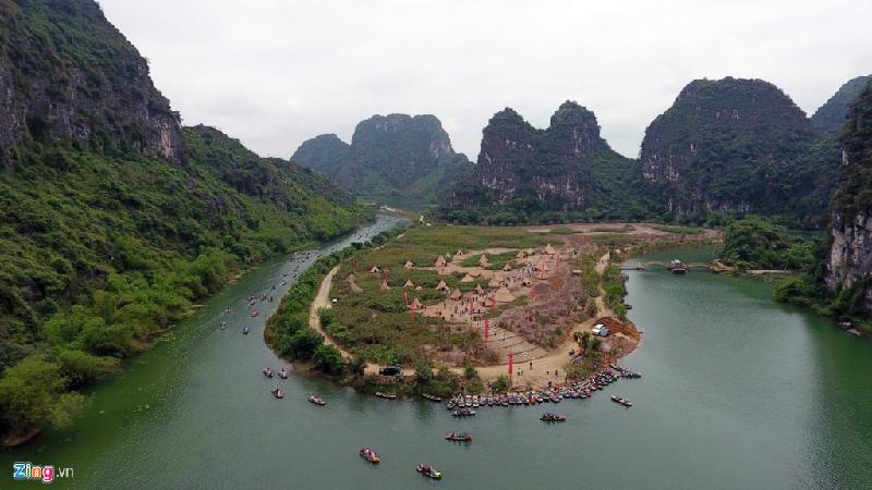 Nằm cạnh khu danh thắng Tràng An, ngôi làng thổ dân trong phim "Đảo đầu lâu" đã được Ninh Bình phục dựng nhằm phục vụ du lịch. Ảnh: Lê Hiếu - Tiến Tuấn.