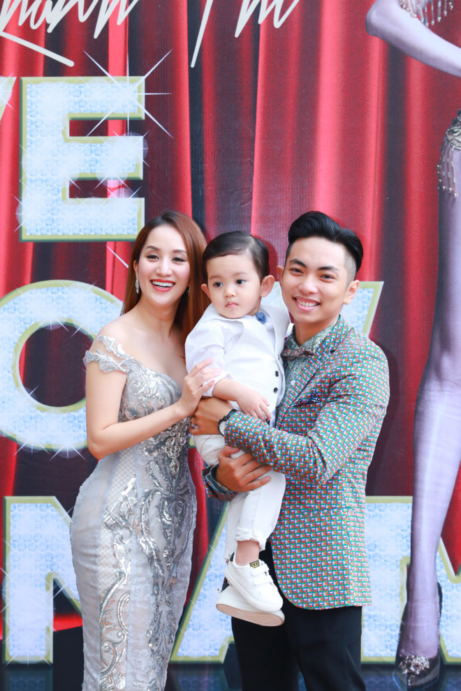 Vợ chồng Khánh Thi - Phan Hiển cùng con trai KuBi trong buổi họp báo liveshow.
