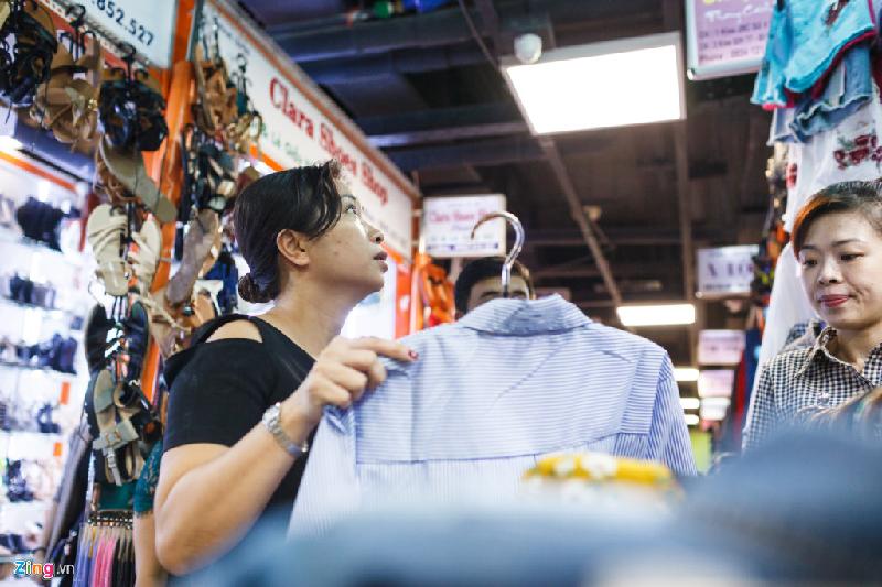 Chị Nguyễn Ngọc Anh, ngụ ở quận Bình Thạnh, cho biết chị thường xuyên mua sắm quần áo tại đây vì đồ đẹp và giá cả phải chăng.