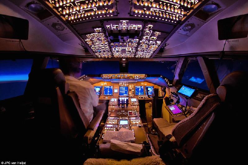 Buồng lái của chiếc 747 được phủ ánh sáng màu tím nhạt khi đi qua Thái Bình Dương vào tháng 5/2013. Van Heijst là phi công làm việc cho hãng Cargolux, anh đã có cơ hội bay vòng quanh thế giới cùng với chiếc Boeing 747.