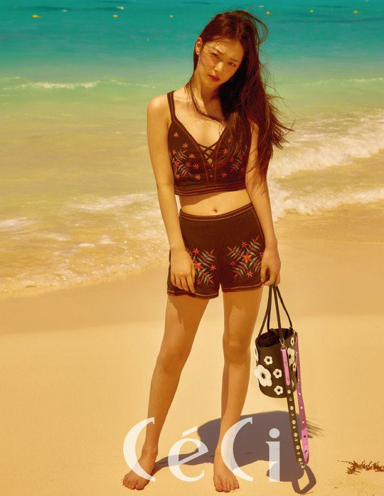 Sulli vẫn là cái tên được các tạp chí thời trang và nhãn hàng săn đón. Bộ ảnh mới mang đậm không khí kỳ nghỉ ở biển được thực hiện ở Cancun, Mexico. Trong đó, người đẹp diện nhiều thiết kế xuân hè và những mẫu túi xách đang được yêu thích, điển hình là mẫu túi hình xô. 