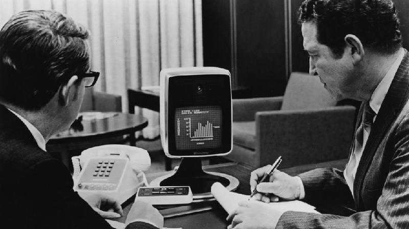 AT&T Picturephone (1964): Trước khi Skype và trước FaceTime ra đời, AT&T đã cố gắng làm cho cuộc gọi video trở thành hiện thực bằng thiết bị Picturephone. Những quảng cáo của sản phẩm hứa hẹn là 
