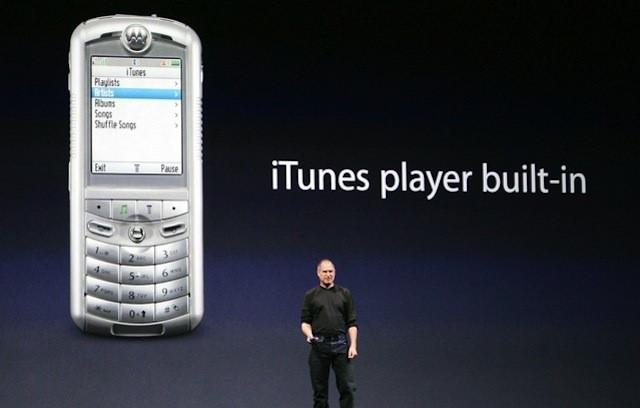 Motorola Rokr (2005): Chiếc điện thoại là sản phẩm kết hợp giữa 2 ông lớn trong làng công nghệ lúc ấy: Apple và Motorola. Dù sỡ hữu những tính năng mới mẻ, thiết kế hiện đại nhưng Rokr lại vướng phải các lỗi khó chịu về âm thanh, phần mềm, cơ chế lưu trữ... Nhờ thất bại này mà Apple đã đẩy mạnh và thành công với dự án M68 hay còn gọi là iPhone như thiện nay.