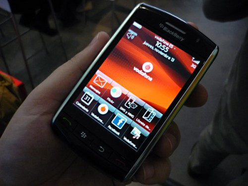 BlackBerry Storm (2008): Theo yêu cầu của Verizon, Dâu đen quyết định tạo ra Storm, thiết bị có màn hình cảm ứng, với hi vọng sản phẩm sẽ trở thành 