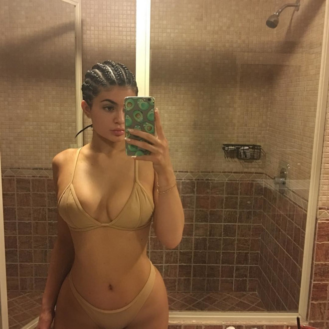 Kylie Jenner khoe vòng 1 nảy nở trong kiểu bikini khoét sâu rất đơn giản nhưng hấp dẫn.