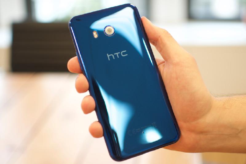 HTC U11: Ra mắt muộn hơn phần lớn các di động cao cấp nên HTC muốn sớm đưa smartphone này về nước. U11 sẽ lên kệ tại Việt Nam vào giữa tháng 6 với giá dự kiến khoảng 16,99 triệu đồng. Đây là di động có cấu hình mạnh nhất hiện nay với RAM 6 GB, chip Snapdragon 835 và dung lượng 128 GB. Tính năng độc đáo nhất của U11 là Edge Sense, cho phép người dùng bóp vào viền máy để thực hiện hàng loạt chức năng như chụp ảnh, chụp màn hình, mở Google Assistant vv... Không những vậy, HTC còn công bố đây là smartphone chụp ảnh tốt nhất thế giới với điểm số 90 từ DxOMark.