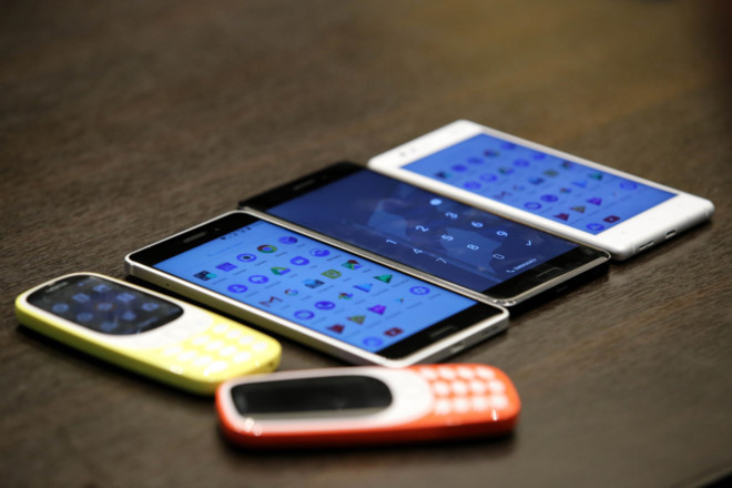 Nokia 3,5,6: Tháng 6 là thời điểm hàng loạt di động thương hiệu Nokia chính thức quay lại thị trường Việt Nam, trong đó Nokia 3 lên kệ sớm hơn cả với giá khoảng dưới 3 triệu đồng, Nokia 5 lên kệ giữa tháng (hơn 4 triệu) còn Nokia 6 lên kệ cuối tháng (khoảng 6 triệu đồng). Các nhà bán lẻ đang khá kỳ vọng vào loạt sản phẩm này bởi máy có giá bán hấp dẫn, thương hiệu mạnh. Tuy nhiên, giống với Nokia 3310 2017, người dùng có thể phải đối mặt với tình trạng khan hàng trong thời gian đầu.
