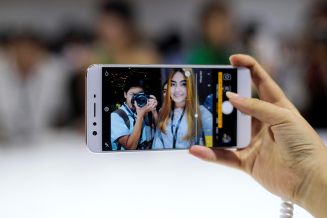 Oppo F3 Plus   vừa có màn giảm giá nhẹ xuống còn 9,9 triệu đồng. Đây là smartphone đầu tiên trên thế giới trang bị camera selfie kép với góc chụp lên đến 120 độ.    Ngoài ống kính 16 MP được phát triển từ chuyên gia selfie F1s, Oppo F3 Plus còn được trang bị thêm một ống kính góc rộng độ phân giải 8 MP để phục vụ nhu cầu selfie nhóm. 