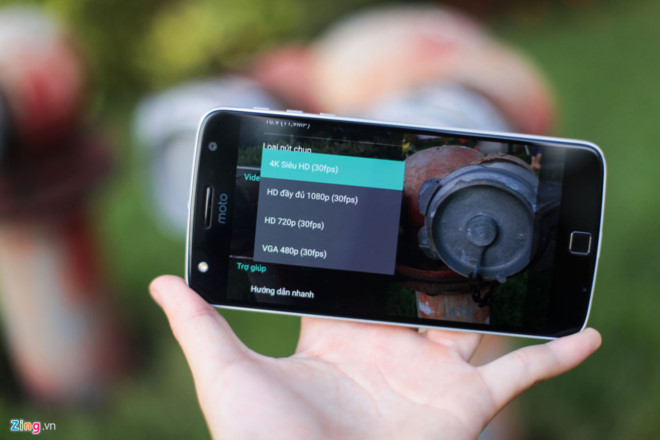 Bộ đôi Moto Z đánh dấu sự trở lại của thương hiệu điện thoại Motorola trên thị trường smartphone.          Moto Z Play       là model rẻ nhất trong nhóm nhưng vẫn được đầu tư mạnh về thiết kế, cấu hình. Máy dùng màn hình 5,5 inch, độ phân giải Full HD. Moto Z Play chạy hệ điều hành Android 6.0 trên nền tảng chip Snapdragon 625, RAM 3 GB, bộ nhớ trong 32 GB.   Máy vẫn giữ nguyên giá 9,9 triệu đồng kể từ thời điểm lên kệ.