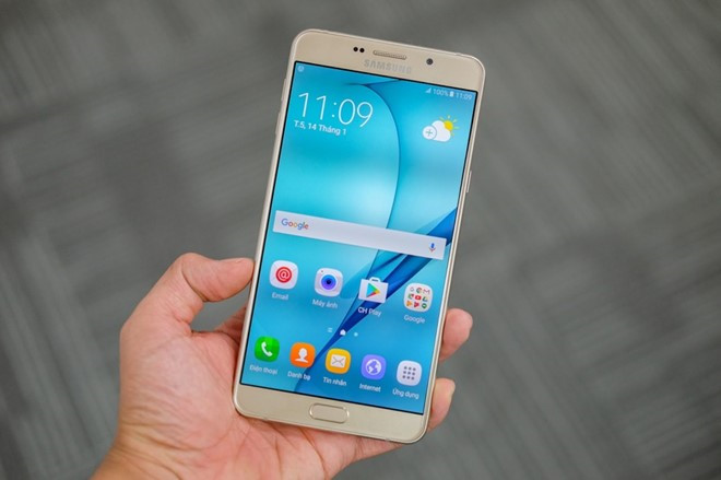 Nếu cần một smartphone màn hình lớn, pin khoẻ thì   Samsung Galaxy A9 Pro   là lựa chọn sáng giá.    Máy có màn hình lên đến 6 inch, lượng pin 5.000 mAh. A9 Pro cũng được trang bị cấu hình cao với chip 8 nhân, RAM 4 GB, bộ nhớ trong 32 GB. Máy có camera sau 16 MP và camera trước 8 MP. Cả hai đều có khẩu độ lớn f/1.9. Samsung Galaxy A9 Pro mới được giảm giá xuống còn 9,5 triệu đồng.