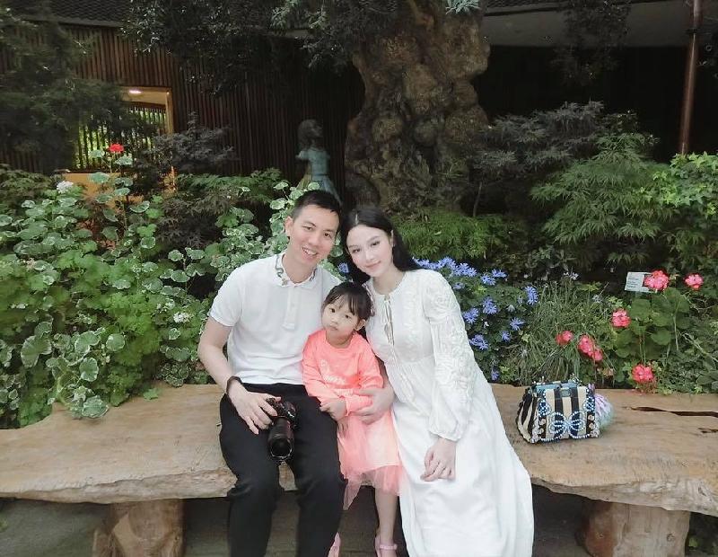 Huyền Baby hạnh phúc bên chồng và con gái trong chyến du lịch tại Singapore.