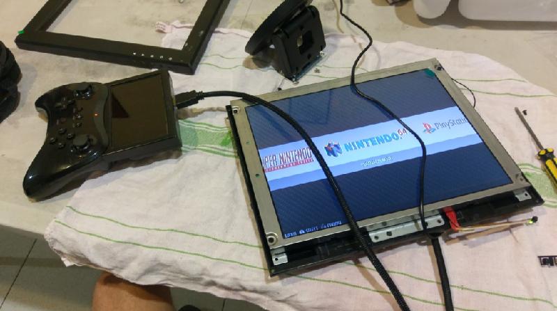 Anderson mua màn hình LCD 12 inch có hỗ trợ HDMI và một số linh kiện khác trên eBay để thay thế. Hệ thống bên trong là chương trình mô phỏng RetroPie, cho phép chạy các trò chơi từ các máy chơi game như Playstation 1, Nintendo N64 hay Dreamcast. 