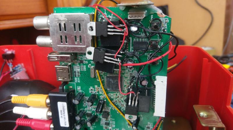 Hộp số kỹ thuật số có dây rơle để lựa chọn kênh. Nút nguồn có thể được kích hoạt tự động bởi một micocontroller (Arduino). Ngoài ra còn có dây điện để kiểm tra trạng thái LED trên Arduino ở chế độ dò hay đang chờ. 