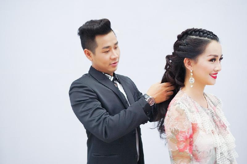 Đáp lại, Nguyên Khang cũng ân cần giúp cô bạn xinh đẹp chỉnh sửa lại đầu tóc để xuất hiện xinh đẹp và gọn gàng hơn.