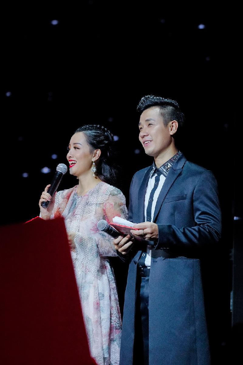 Nguyên Khang và Quỳnh Chi từng có phần kết hợp ở đêm trao giải Cống hiến. Do vậy, cả hai tỏ ra 