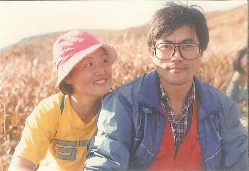 Moon Jae In (trái) và vợ Kim Jung Sook khi cả hai còn là sinh viên đại học. Tân Đệ nhất phu nhân Hàn Quốc Kim Jung Sook lần đầu gặp chồng tại Đại học Kyunghee ở Seoul vào những năm 1970. Khi đó, ông Moon Jae In đang theo học ngành luật trong khi bà Kim theo học ngành âm nhạc. Theo 