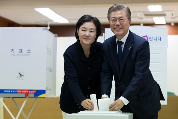 Ông Moon Jae In và vợ bỏ phiếu trong cuộc bầu cử tổng thống tại điểm bỏ phiếu ở Seoul, Hàn Quốc, ngày 9/5. Kim Jung Sook trở thành người ủng hộ, bạn đồng hành và cố vấn thân thiết nhất trong suốt sự nghiệp chính trị sóng gió của ông Moon với vai trò nhà hoạt động sinh viên, luật sư nhân quyền, trợ lý tổng thống và chính trị gia đảng đối lập.  Ảnh: 