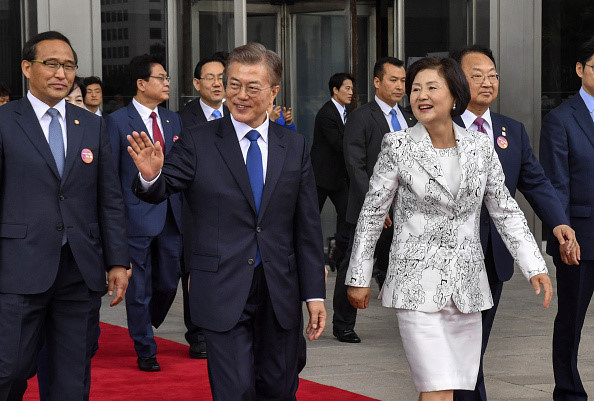 Ông Moon Jae In và phu nhân Kim Jung Sook đến dự lễ nhậm chức tổng thống tại Seoul, Hàn Quốc, ngày 10/5. Khi còn là sinh viên luật, ông Moon từng bị bắt giam 2 lần vì dẫn đầu các cuộc biểu tình vì dân chủ chống đối chính phủ. Ông cũng bị buộc phải nhập ngũ sau khi ra tù. Ảnh: 