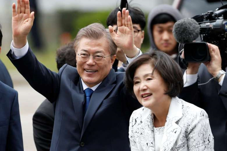 Tổng thống Moon Jae In và phu nhân Kim vẫy tay chào mọi người khi tới phủ tổng thống ở Seoul, Hàn Quốc, ngày 10/5. Khi được hỏi về vai trò của bà sau khi trở thành đệ nhất phu nhân của Hàn Quốc, người phụ nữ 62 tuổi này nói: 
