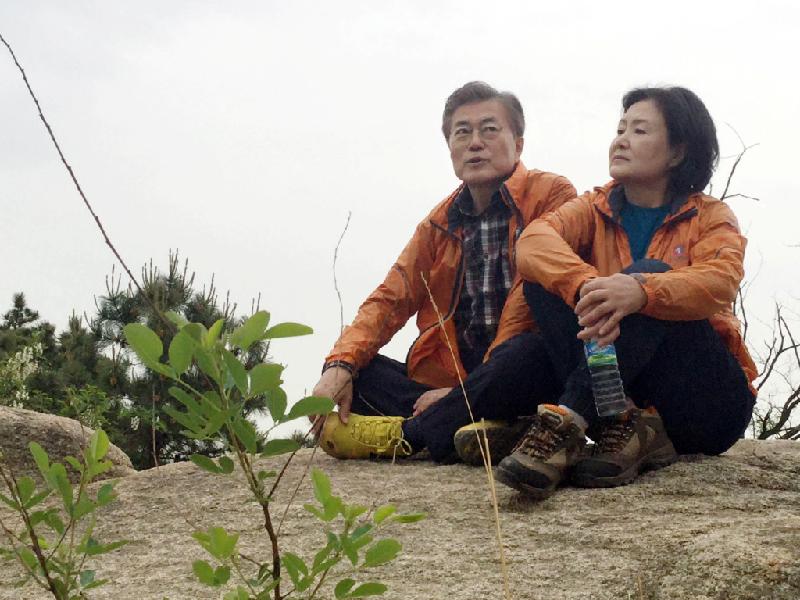 Ông Moon và bà Kim ngồi nghỉ trên dãy núi phía sau nhà riêng của họ tại Seoul, Hàn Quốc. Vợ chồng họ có 2 người con. 