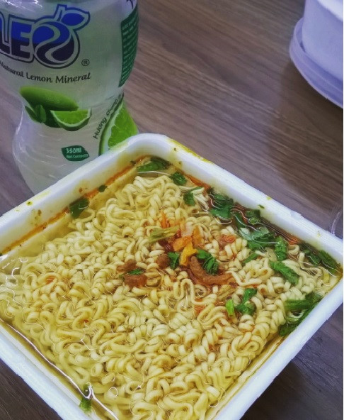 Món ăn đơn giản này nhưng lại là món đặc sản dành cho các học sinh trường Việt Đức vào bất kỳ buổi nào trong ngày. Ảnh: realthtaws/Instagram.