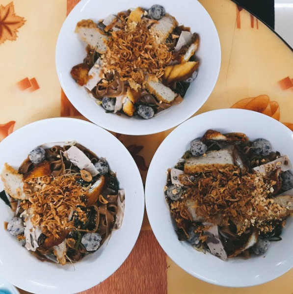 Thiên đường ăn uống của teen Trần Nhân Tông không chỉ dừng lại ở món bánh mì nem khoai mà còn có cả bánh đa trộn ngõ 38 Dốc Thọ Lão. Ảnh: hynavan/Instagram.