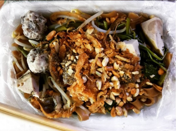 Nổi tiếng ngon và rẻ nên bánh đa trộn Dốc Thọ Lão còn là món ăn ưa thích của các học sinh "hàng xóm" như Hoàng Diệu, Trần Phú... Ảnh: hanhlmh/Instagram.