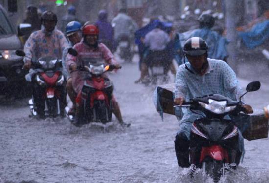 Mưa như trút, đường Sài Gòn ngập nặng