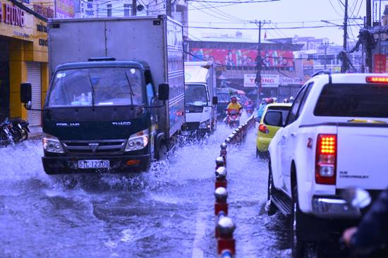 Ngập nước khiến giao thông bị ùn ứ trên đường Phạm Văn Đồng