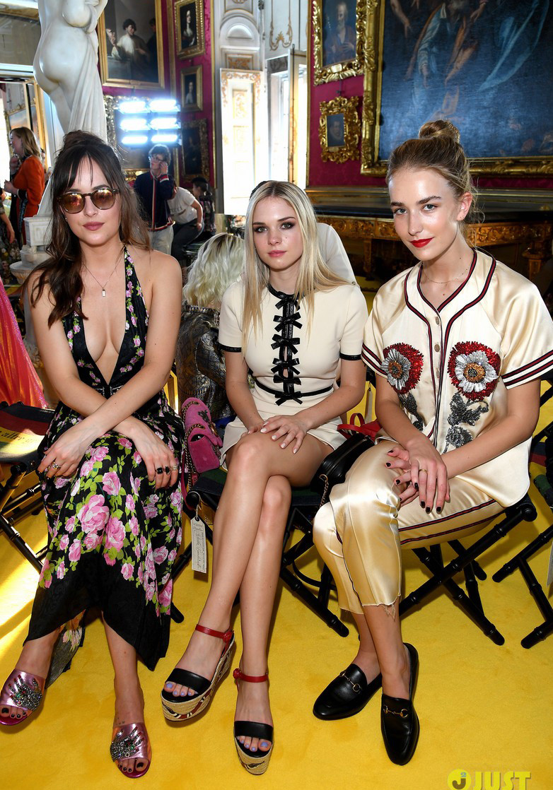 Dakota Johnson đi xem thời trang cùng hai em gái, Stella Banderas và Grace Johnson. Hiện, nữ diễn viên là gương mặt đại diện cho sản phẩm nước hoa mới của Gucci. 